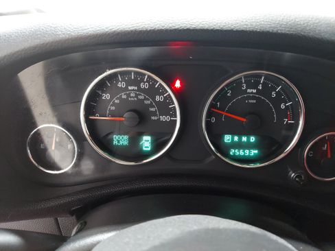 Used 2018 Jeep Wrangler Unlimited Sahara w/ Connectivity Group AWD/4WD image 8