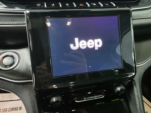 Used 2024 Jeep Grand Cherokee Laredo RWD image 12