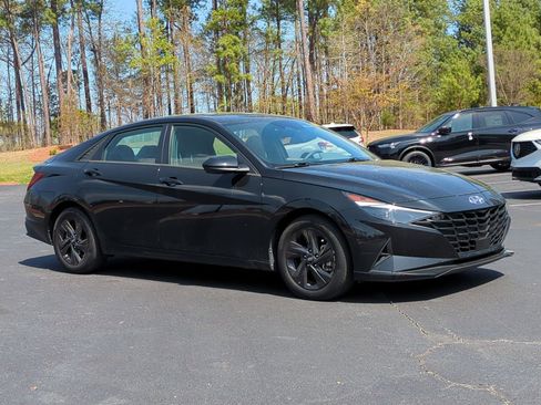 Used 2022 Hyundai Elantra SEL w/ Convenience Package image 2