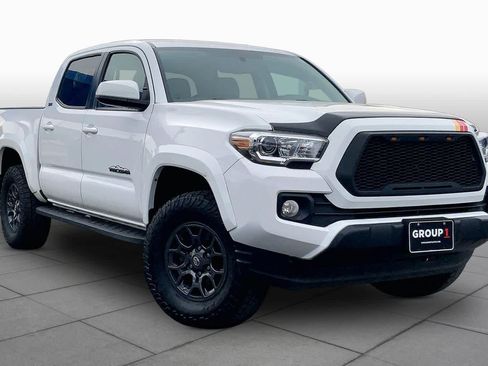 Used 2017 Toyota Tacoma SR5 w/ Tow Package RWD image 2