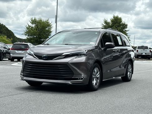 Used 2024 Toyota Sienna XLE w/ XLE Plus Package FWD image 9