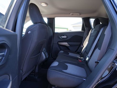 Used 2018 Jeep Cherokee Latitude w/ Safety Group AWD/4WD image 18