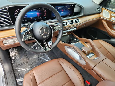 Used 2024 Mercedes-Benz GLS 450 4MATIC image 9