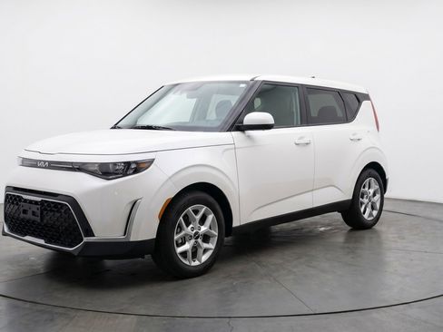 Used 2025 Kia Soul LX w/ LX Technology Package FWD image 3