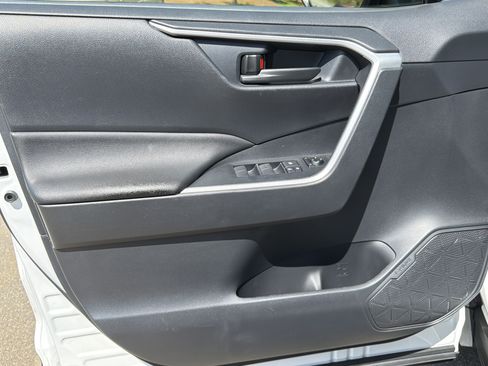 Used 2025 Toyota RAV4 LE AWD/4WD image 10