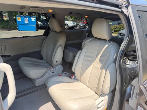 Used 2011 Toyota Sienna LE FWD image 16