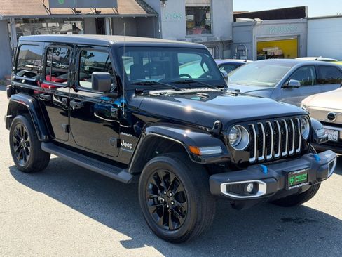 Used 2023 Jeep Wrangler Unlimited Sahara AWD/4WD image 3