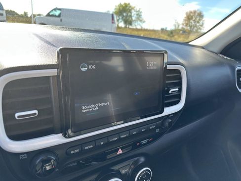 Used 2022 Hyundai Venue Limited image 27