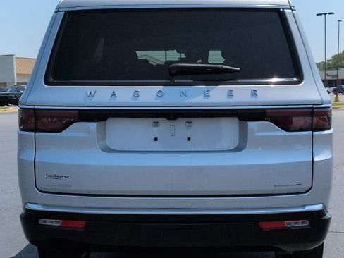Used 2022 Jeep Wagoneer Series III w/ Premium Group I AWD/4WD image 5