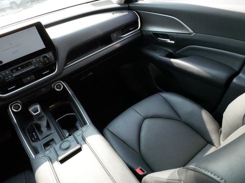 Used 2025 Toyota Grand Highlander AWD image 11