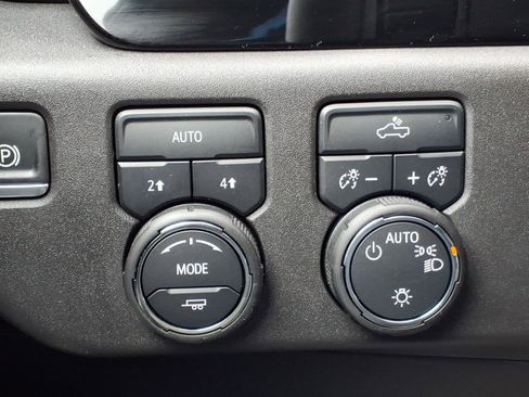 Used 2025 Chevrolet Silverado 1500 LT AWD/4WD image 19