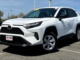 Used 2024 Toyota RAV4 LE video 1