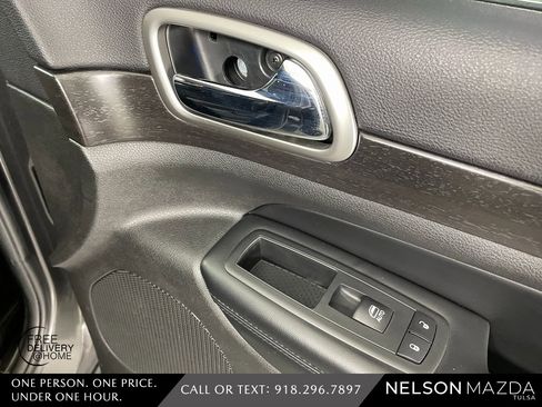 Used 2017 Jeep Grand Cherokee Altitude image 48