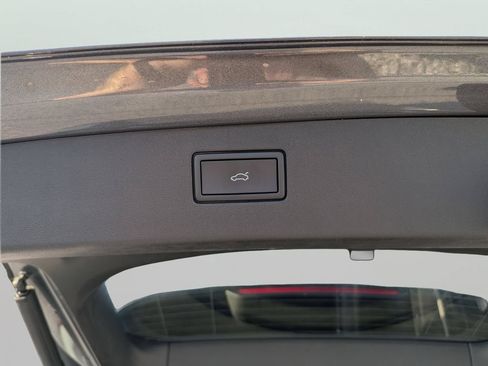 Certified 2025 Volkswagen Tiguan SE FWD image 10