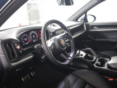 Used 2025 Porsche Cayenne S AWD/4WD image 4