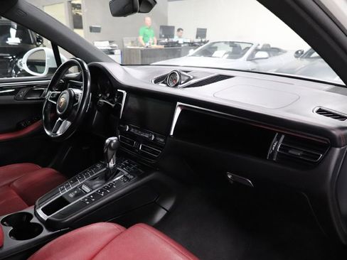 Used 2020 Porsche Macan image 25