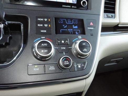 Used 2019 Toyota Sienna XLE w/ XLE Navigation Package FWD image 24