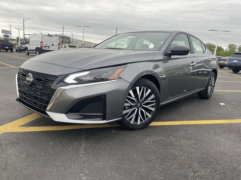 Used 2025 Nissan Altima 2.5 SV FWD image 12