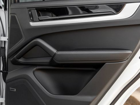 Certified 2025 Porsche Cayenne S AWD/4WD image 38