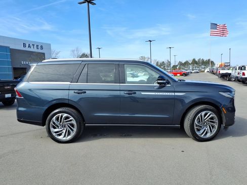 Used 2025 Lincoln Navigator Reserve image 2