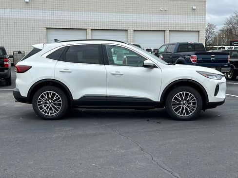 New 2026 Ford Escape SE w/ Class II Trailer Tow Package image 43