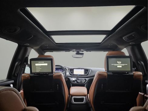 Used 2024 Chrysler Pacifica Pinnacle w/ Trailer Tow Group image 6