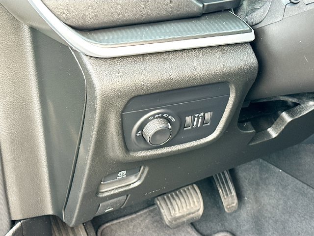 Used 2025 Jeep Grand Cherokee Altitude RWD image 11