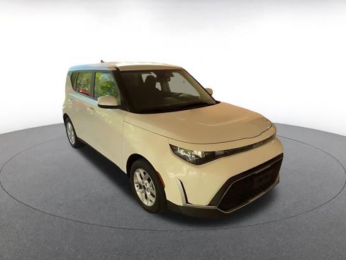 Used 2025 Kia Soul LX w/ LX Technology Package FWD image 3