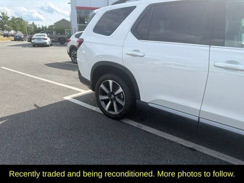 Used 2025 Honda Pilot Touring image 7
