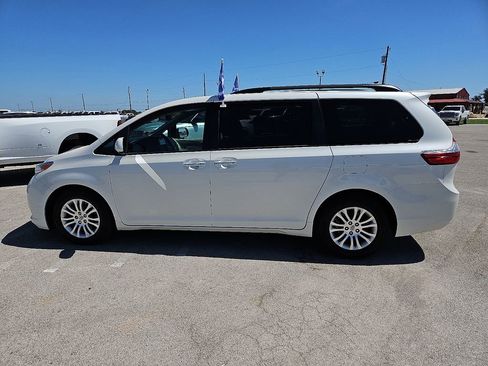 Used 2017 Toyota Sienna XLE w/ XLE Navigation Package FWD image 3