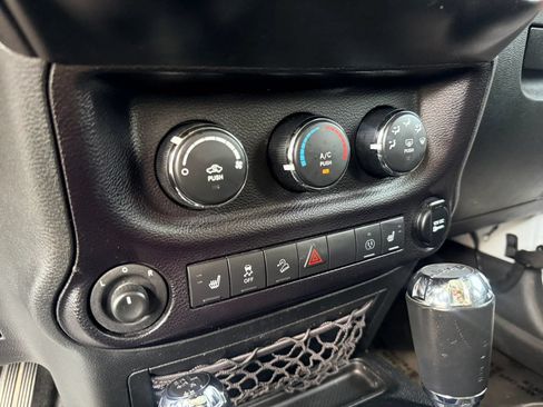 Used 2015 Jeep Wrangler Unlimited Sahara AWD/4WD image 18
