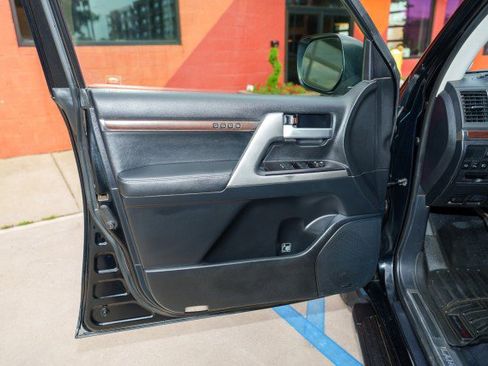 Used 2017 Toyota Land Cruiser image 25