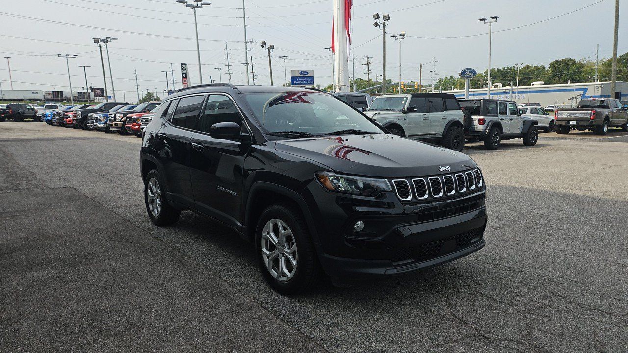 Used 2024 Jeep Compass Latitude AWD/4WD image 6