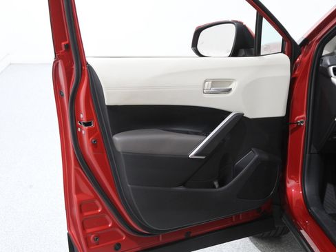 Used 2022 Toyota Corolla Cross XLE image 4