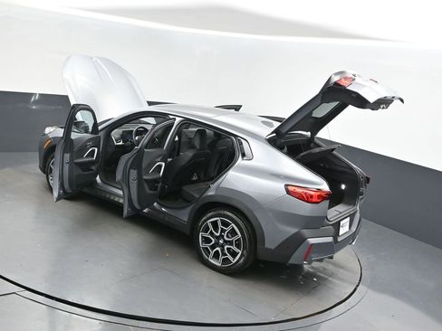 Used 2025 BMW X2 xDrive28i image 2
