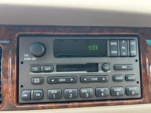 Used 2002 Lincoln Town Car Executive RWD image 14