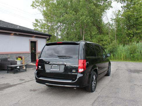Used 2017 Dodge Grand Caravan SXT FWD image 5