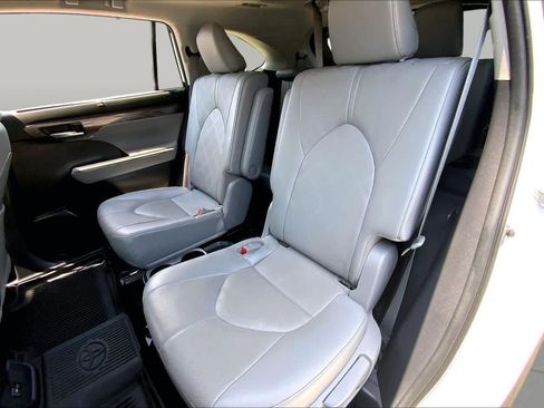 Used 2023 Toyota Highlander Platinum FWD image 21