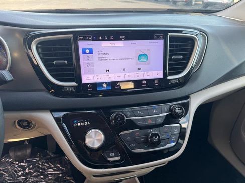 Used 2023 Chrysler Pacifica Touring-L FWD image 14