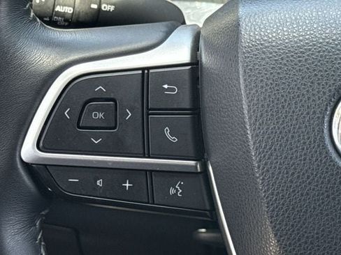 Used 2024 Toyota Highlander LE AWD/4WD image 12