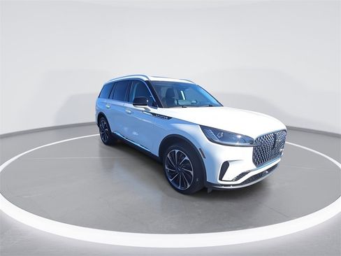 Used 2025 Lincoln Aviator Reserve w/ Illumination Package image 2