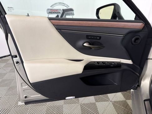 Used 2025 Lexus ES 300h w/ Premium Package image 11