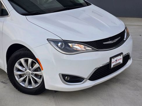 Used 2018 Chrysler Pacifica Touring-L image 45