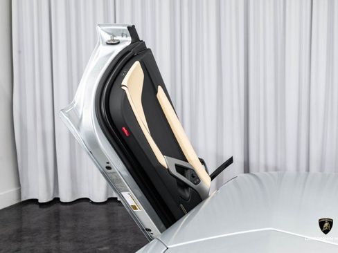 Used 2018 Lamborghini Aventador S image 48