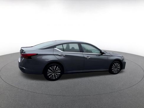 Used 2025 Nissan Altima 2.5 SV FWD image 15