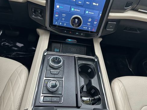 Used 2024 Ford Expedition Platinum image 17