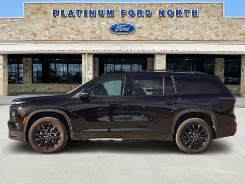 Used 2024 Chevrolet Traverse LT w/ Midnight/Sport Edition image 3