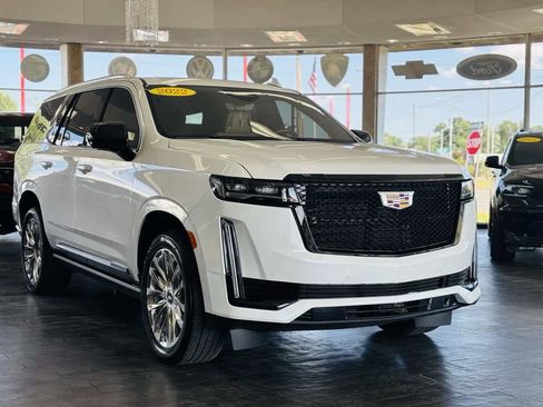 Used 2022 Cadillac Escalade Premium Luxury w/ Performance Package AWD/4WD image 4