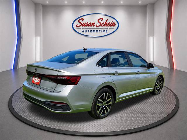 Used 2025 Volkswagen Jetta SE FWD image 4