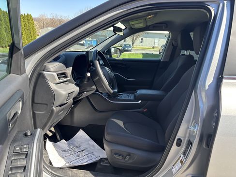 Used 2024 Toyota Highlander LE AWD/4WD image 13